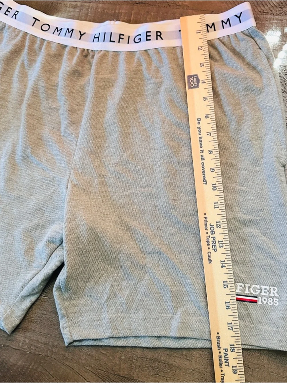 NWOT Tommy Hilfiger Men’s Gray Lounge Shorts Logo Waistband Large